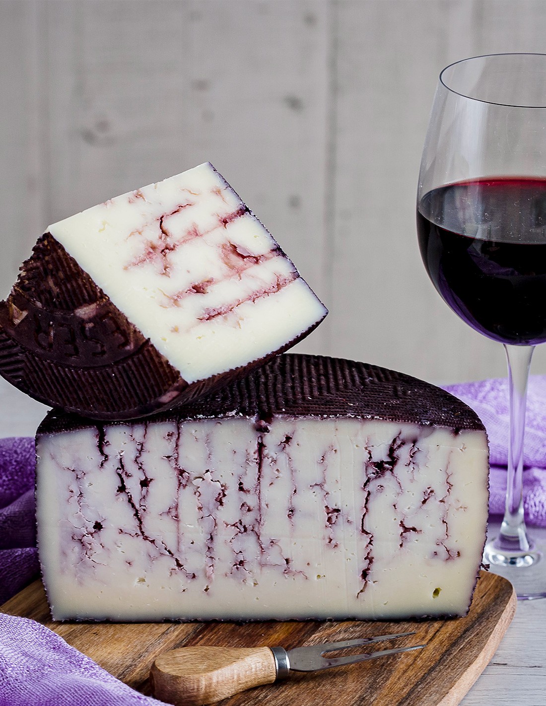 Cured cheese and tannins: softening astringency Cured cheese pairing that can soften wine tannins